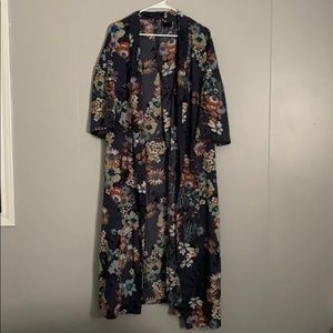 Short sleeve Long floral print kimono. Size M/L